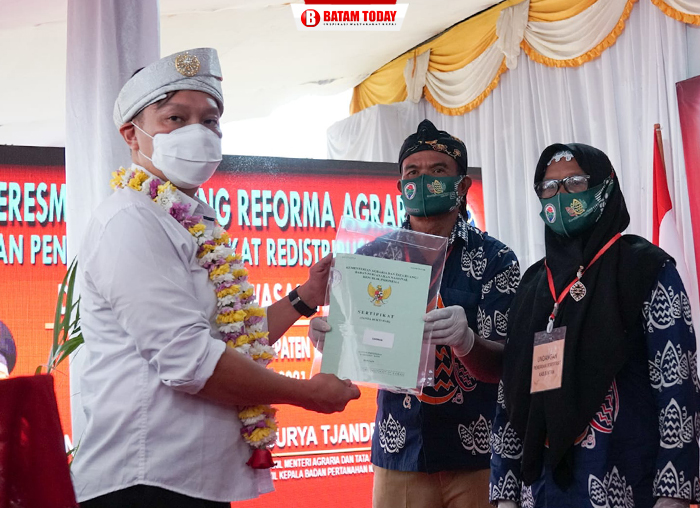 Wamen ATR BPN, Surya Tjandra saat memberikan sertifikat tanah